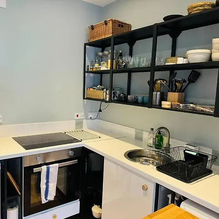 Stylish City Flat With Private Parking דירה *