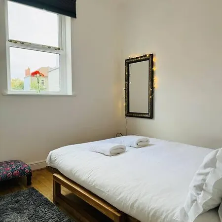 Stylish City Flat With Private Parking