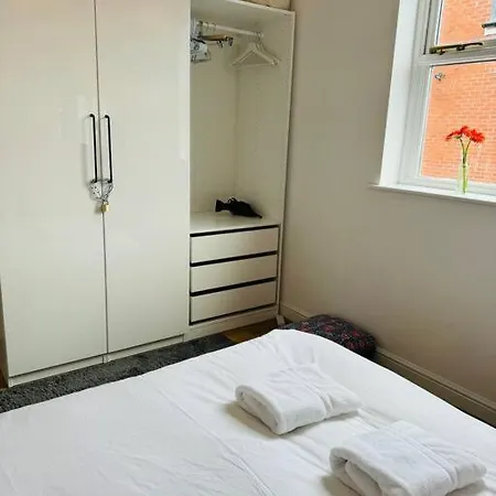 Stylish City Flat With Private Parking
